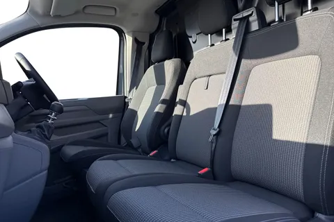 CX75HZW Volkswagen Transporter 2.0 TDI T28 Commerce Pro FWD SWB Euro 6 (s/s) 5dr Thumbnail #16