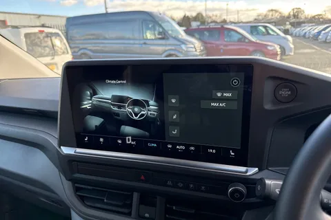 CX75HZW Volkswagen Transporter 2.0 TDI T28 Commerce Pro FWD SWB Euro 6 (s/s) 5dr Thumbnail #22