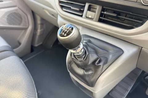 CX75HZW Volkswagen Transporter 2.0 TDI T28 Commerce Pro FWD SWB Euro 6 (s/s) 5dr Thumbnail #23