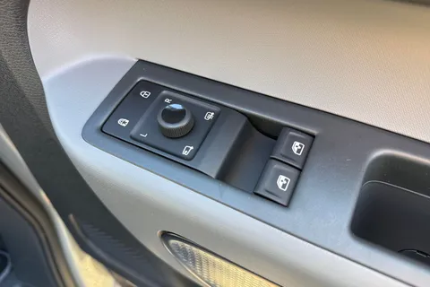 CX75JZT Volkswagen ID. Buzz Pro 79kWh Life MPV 5dr Electric Auto (SWB, 5Seat) (286 ps) Thumbnail #21