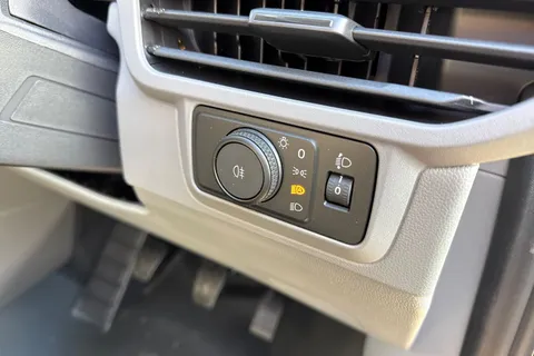 CX75HZW Volkswagen Transporter 2.0 TDI T28 Commerce Pro FWD SWB Euro 6 (s/s) 5dr Thumbnail #28