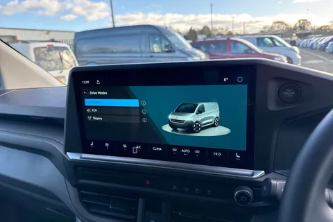 CX75HZW Volkswagen Transporter 2.0 TDI T28 Commerce Pro FWD SWB Euro 6 (s/s) 5dr Thumbnail #34