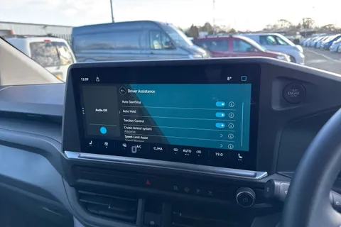 CX75HZW Volkswagen Transporter 2.0 TDI T28 Commerce Pro FWD SWB Euro 6 (s/s) 5dr Thumbnail #35