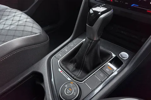 EF72KEJ Volkswagen Tiguan 2.0 TDI 4Motion R-Line 5dr DSG Thumbnail #43