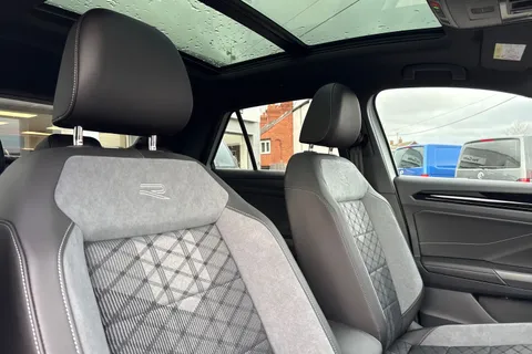 24 of 63 for Volkswagen T-Roc 1.5 TSI R-Line 5dr DSG ⭐Panoramic sunroof, 18' Nevada diamond turned alloy⭐