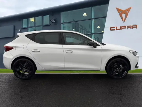  SEAT Leon 1.5 eTSI MHEV FR Black Edition DSG Euro 6 (s/s) 5dr Thumbnail #4