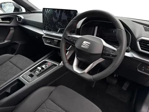  SEAT Leon 1.5 eTSI MHEV FR Black Edition DSG Euro 6 (s/s) 5dr Thumbnail #8