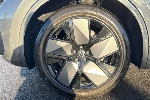 MV75UMJ Volkswagen Touareg 3.0 V6 TDI 4Motion 286 Black Edition 5dr Tip Auto Thumbnail #14