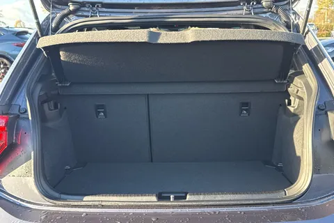 DF74KVP Volkswagen Polo 1.0 TSI 115 R-Line 5dr DSG **HEATED SEATS + 17' BERGAMO** Thumbnail #8