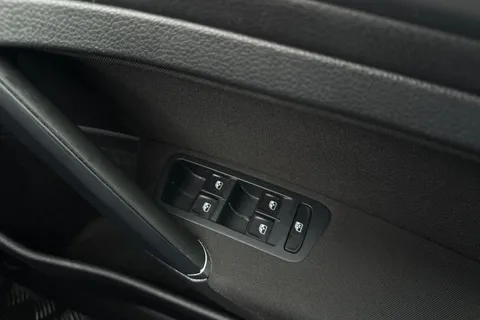 HG69BZX Volkswagen Golf 1.6 TDI Match Edition Euro 6 (s/s) 5dr Thumbnail #19