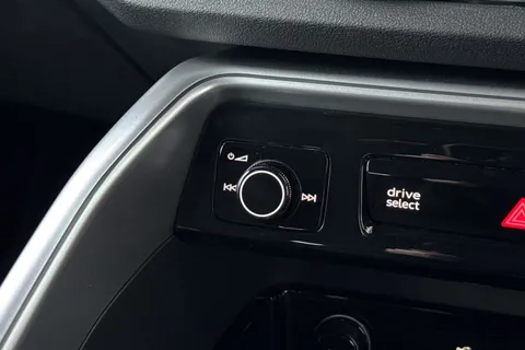  Audi Q5 2.0 TDI Sport S Tronic quattro Euro 6 (s/s) 5dr Thumbnail #38