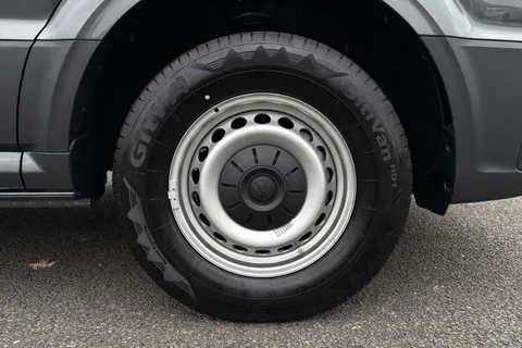 DF75TYZ Volkswagen Crafter CR35 Panel van Commerce Plus MWB 177 PS 2.0 TDI Auto 8sp 4 Motion Thumbnail #10