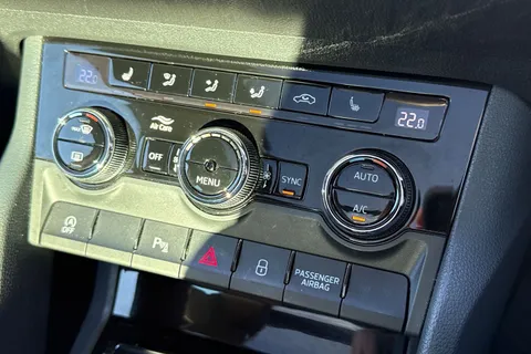 DG68UKJ Škoda Karoq 1.6 TDI SE L DSG Euro 6 (s/s) 5dr Thumbnail #22