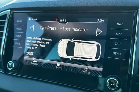 DG68UKJ Škoda Karoq 1.6 TDI SE L DSG Euro 6 (s/s) 5dr Thumbnail #54