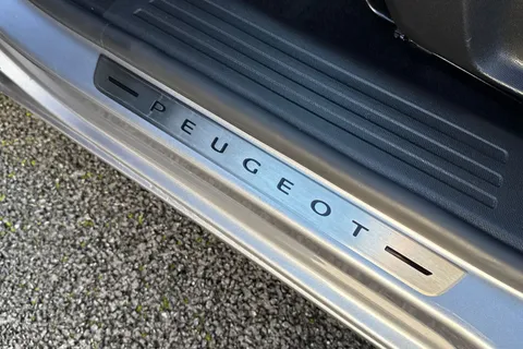 PK71BKY PEUGEOT e-2008 50kWh GT Premium Auto 5dr Thumbnail #34
