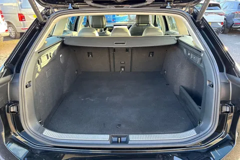 DA25CCN Volkswagen Passat 1.5 TSI eHybrid 204PS Life ⭐Towbar including trailer assist |18' 'York'  Al Thumbnail #8