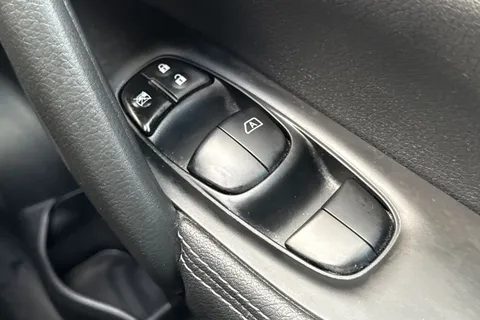 DS66LJO Nissan Qashqai 1.6 dCi Tekna XTRON 2WD Euro 6 (s/s) 5dr Thumbnail #34