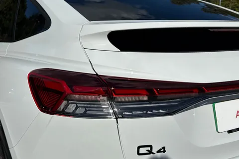 PK75JRU Audi Q4 e-tron Q4 Sportback Black Edition 45 e-tron  210,00 kW Thumbnail #8