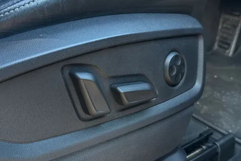 YF23AEM Audi Q5 SUV Edition 1 40 TDI quattro 204 PS S tronic Thumbnail #31