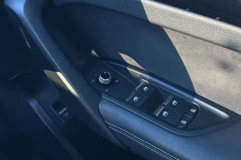 YF23AEM Audi Q5 SUV Edition 1 40 TDI quattro 204 PS S tronic Thumbnail #39