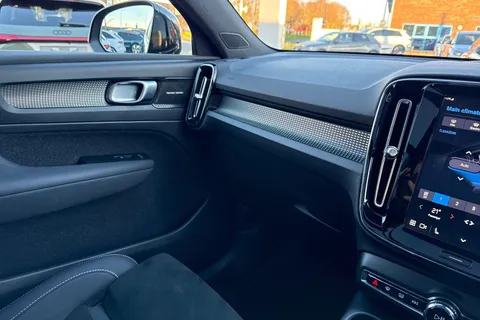 NV73HZY Volvo Xc40 2.0 B4 MHEV Ultimate DCT Auto Euro 6 (s/s) 5dr Thumbnail #21