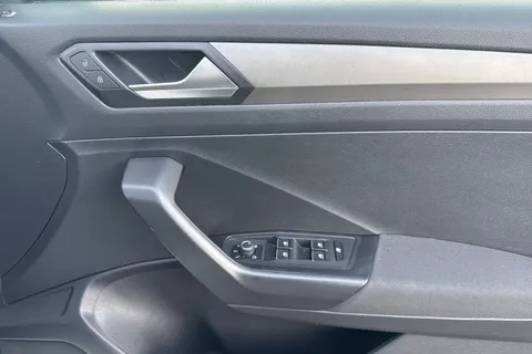 21 of 50 for Volkswagen T-Roc 1.0 TSI SE Euro 6 (s/s) 5dr