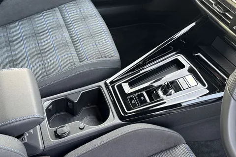 DF25FSZ Volkswagen Golf 1.5 TSI 272 GTE eHybrid 5dr DSG **HEADS UP DISPLAY** Thumbnail #23