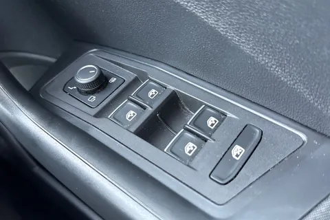 33 of 50 for Volkswagen T-Roc 1.0 TSI SE Euro 6 (s/s) 5dr