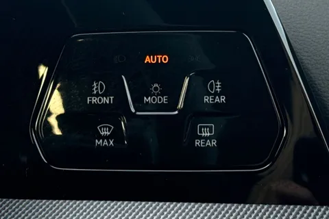 DF25FSZ Volkswagen Golf 1.5 TSI 272 GTE eHybrid 5dr DSG **HEADS UP DISPLAY** Thumbnail #35