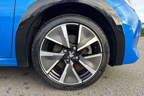 YH21EOM PEUGEOT e-208 50kWh GT Premium Auto 5dr Thumbnail #10