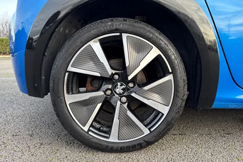 YH21EOM PEUGEOT e-208 50kWh GT Premium Auto 5dr Thumbnail #11