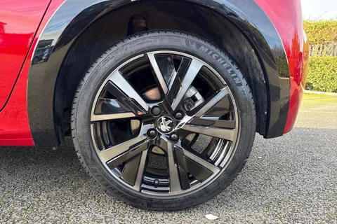 KW72UTO PEUGEOT 208 1.2 PureTech GT EAT Euro 6 (s/s) 5dr Thumbnail #25