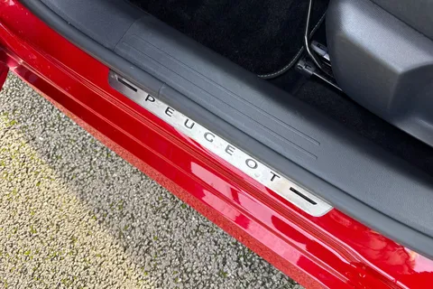 KW72UTO PEUGEOT 208 1.2 PureTech GT EAT Euro 6 (s/s) 5dr Thumbnail #35