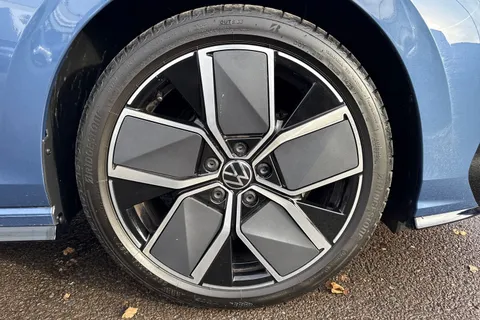 KT25ZLZ Volkswagen Golf 1.5 TSI 150 R-Line 5dr ⭐18 Leeds Alloys | Panoramic sunroof | Area View⭐ Thumbnail #11