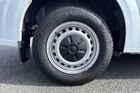 DG25EYB Volkswagen Transporter 2.0 TDI 110 Commerce Plus Van Thumbnail #11