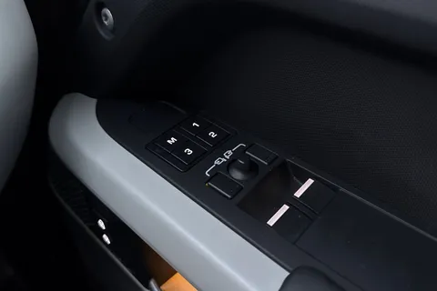 KO24WHV Land Rover Defender 90 3.0 D300 X-Dynamic HSE 3dr Thumbnail #27