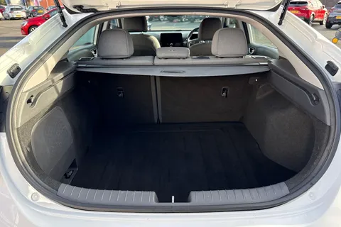 HT22OVZ Hyundai Ioniq 1.6 h-GDi Premium DCT Euro 6 (s/s) 5dr Thumbnail #11