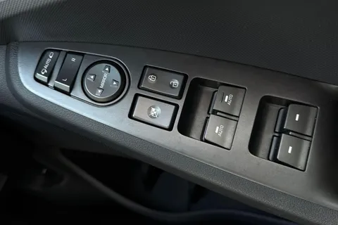 HT22OVZ Hyundai Ioniq 1.6 h-GDi Premium DCT Euro 6 (s/s) 5dr Thumbnail #19