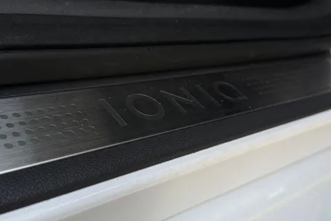 HT22OVZ Hyundai Ioniq 1.6 h-GDi Premium DCT Euro 6 (s/s) 5dr Thumbnail #31