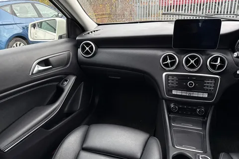 DK67RMO Mercedes-Benz A Class 2.1 A200d Sport (Premium) 7G-DCT Euro 6 (s/s) 5dr Thumbnail #21