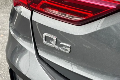 NJ72GYK Audi Q3 Black Edition 45 TFSI e  245 PS S tronic Thumbnail #28