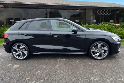 Audi A3 1.5 TFSI Black Edition Sportback Euro 6 (s/s) 5dr Thumbnail #4