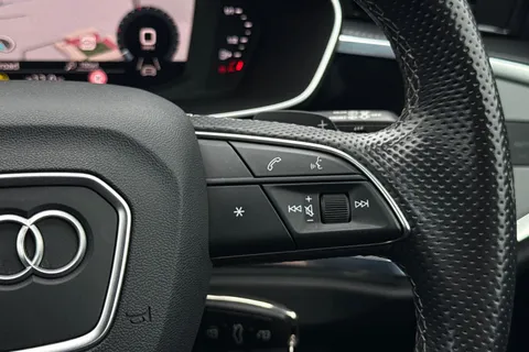 NJ72GYK Audi Q3 Black Edition 45 TFSI e  245 PS S tronic Thumbnail #38