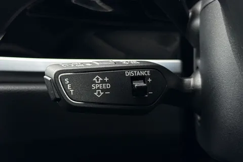 NJ72GYK Audi Q3 Black Edition 45 TFSI e  245 PS S tronic Thumbnail #40