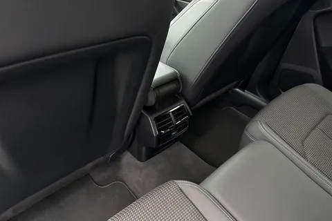 NJ72GYK Audi Q3 Black Edition 45 TFSI e  245 PS S tronic Thumbnail #46