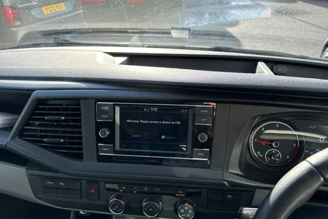 CX74LDK Volkswagen Transporter 2.0 TDI 150 Highline Kombi Van Thumbnail #17