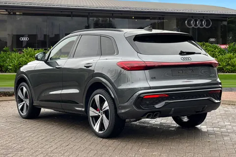  Audi Q5 2.0 TDI Edition 1 S Tronic quattro Euro 6 (s/s) 5dr Thumbnail #3