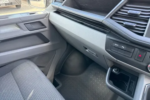 DE74JKJ Volkswagen Transporter 2.0 TDI 110 Highline Van Thumbnail #20