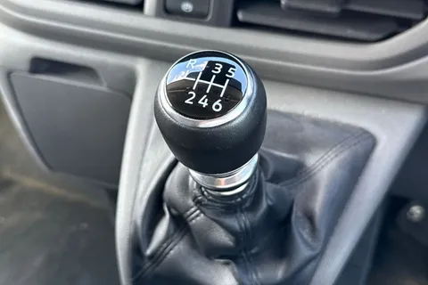 DE25KZA Volkswagen Transporter 2.0 TDI 150 Commerce Plus Van Thumbnail #24