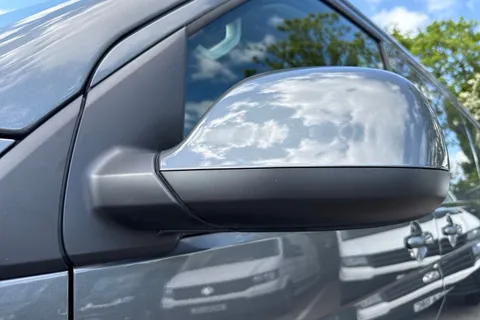 DE74JKJ Volkswagen Transporter 2.0 TDI 110 Highline Van Thumbnail #28